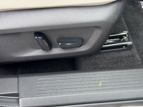 Used 2023 Nissan Rogue SL w/ SL Premium Package image 18