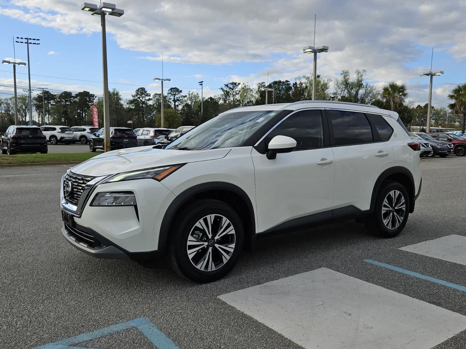 Used 2023 Nissan Rogue SV w/ SV Premium B Package FWD image 2