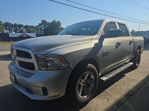 Used 2016 RAM 1500 Express RWD image 2