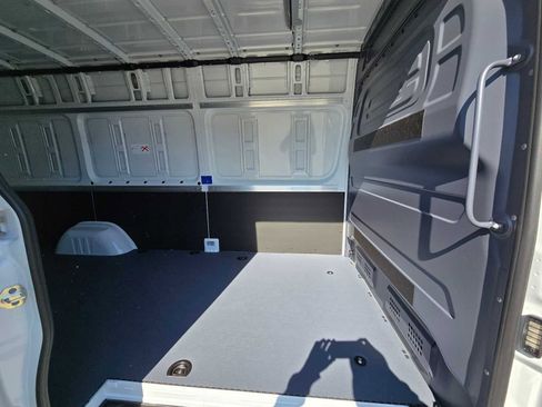 Used 2024 Mercedes-Benz Sprinter 2500 image 18