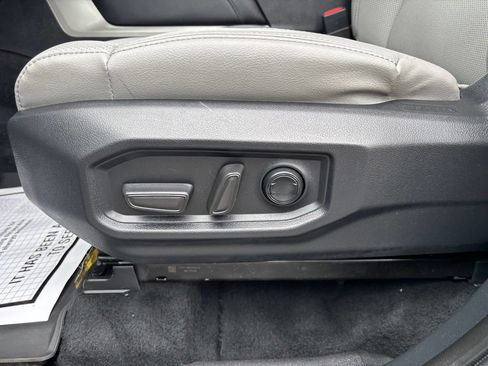 Used 2025 Toyota Tundra Limited AWD/4WD image 11