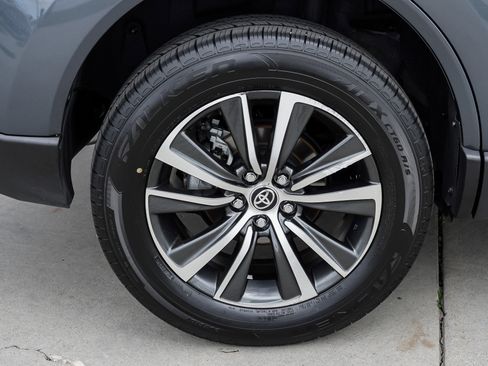 Certified 2024 Toyota Venza LE AWD/4WD image 11