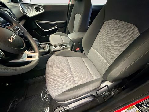 Used 2025 Kia Soul LX FWD image 11