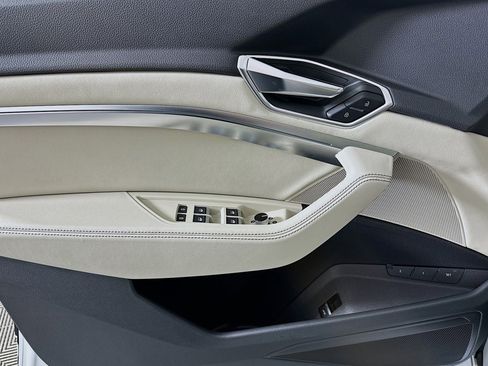 Used 2024 Audi Q8 e-tron Premium image 21