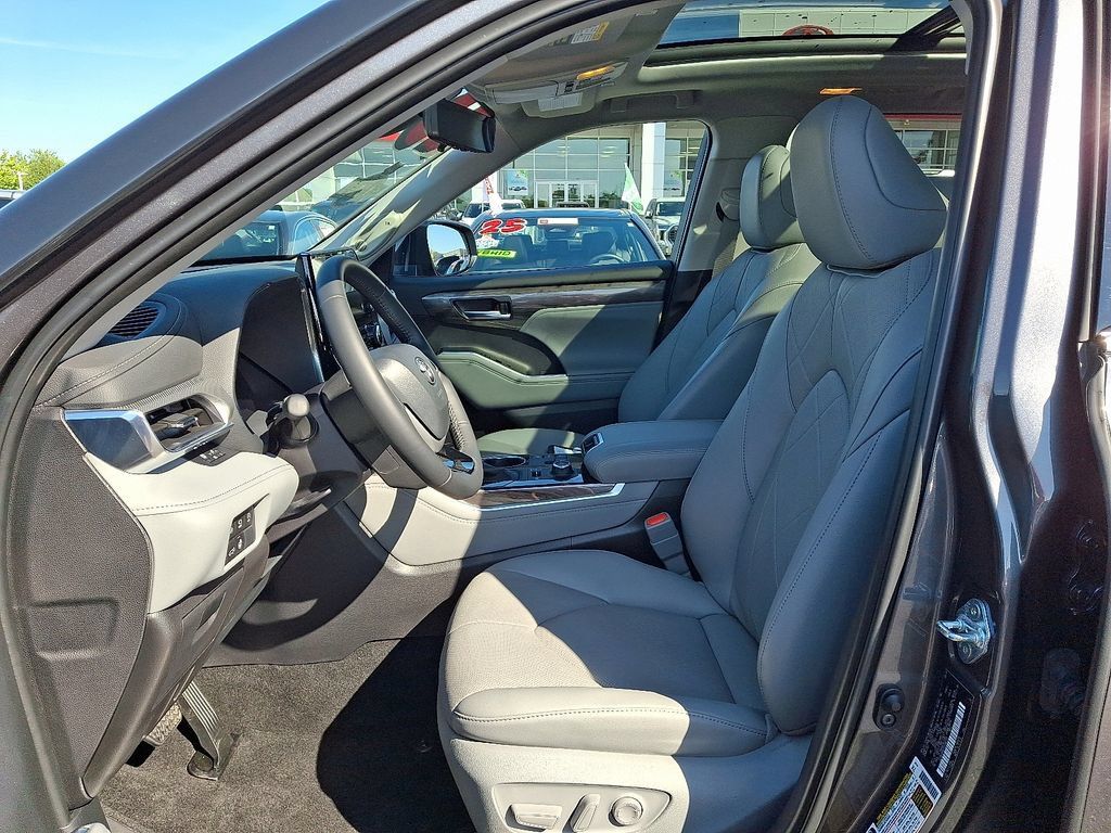 Used 2025 Toyota Highlander Platinum AWD/4WD image 14