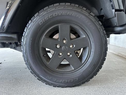 Used 2012 Jeep Wrangler Unlimited Rubicon image 38