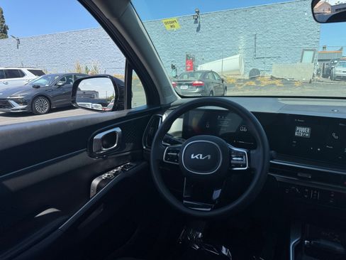 Used 2025 Kia Sorento LX FWD image 23