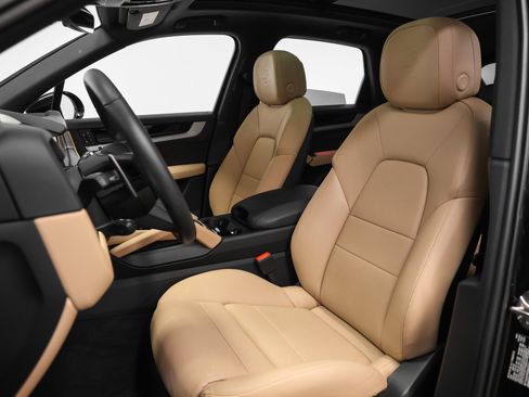 Certified 2025 Porsche Cayenne image 41