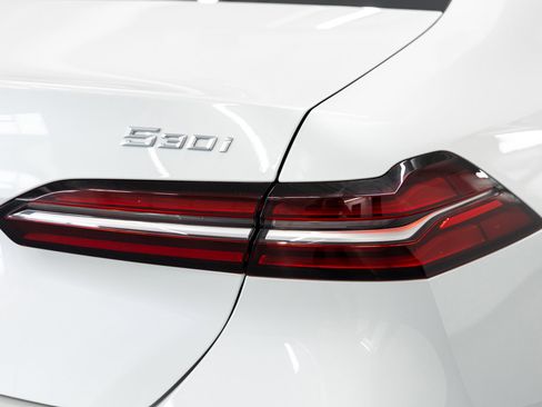 Used 2024 BMW 530i xDrive w/ Premium Package image 19