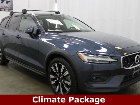 Used 2022 Volvo V60 T5 Cross Country w/ Climate Package image 4
