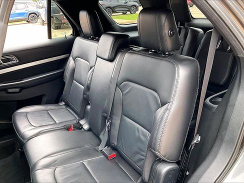 Used 2017 Ford Explorer XLT w/ Equipment Group 202A AWD/4WD image 19