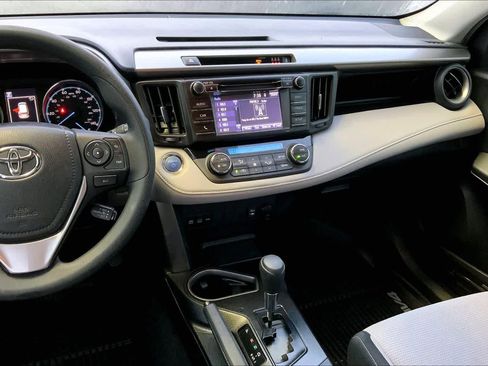 Used 2018 Toyota RAV4 LE AWD/4WD image 8
