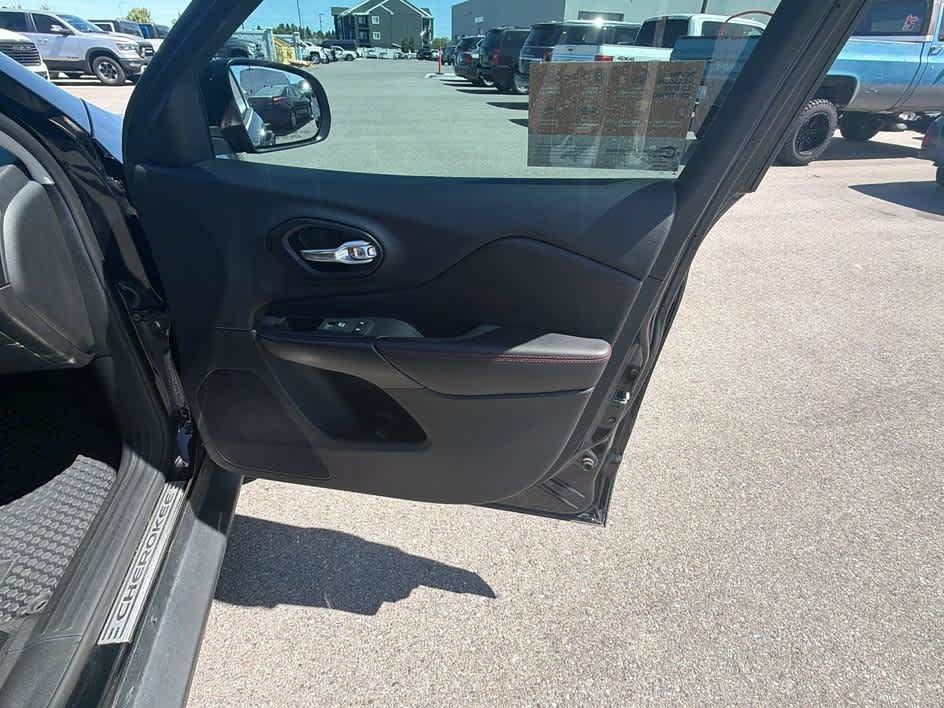 Used 2023 Jeep Cherokee Trailhawk w/ Trailer Tow Group AWD/4WD image 27
