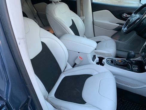 Used 2020 Jeep Cherokee Latitude Plus w/ Comfort/Convenience Group image 11