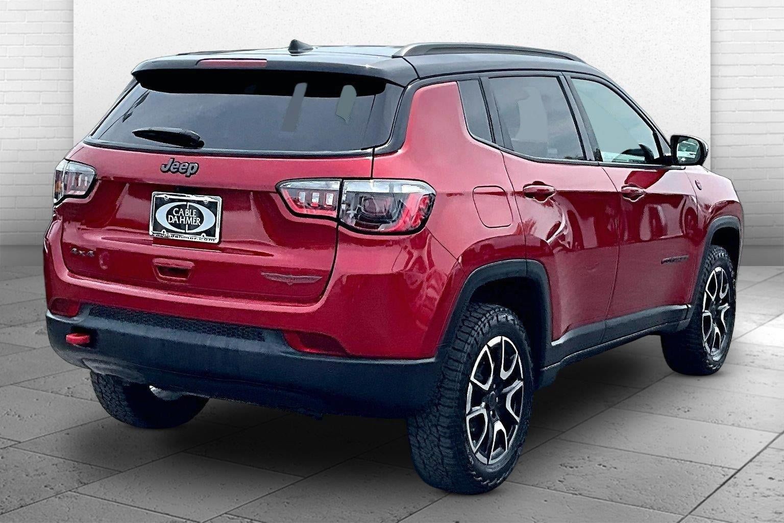 Used 2025 Jeep Compass Trailhawk AWD/4WD image 14