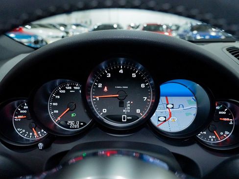 Used 2016 Porsche Cayenne image 42