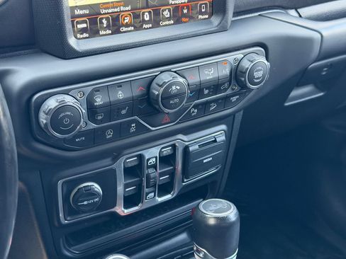 Used 2019 Jeep Wrangler Unlimited Sahara AWD/4WD image 27