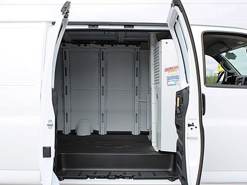 Used 2025 GMC Savana 2500 Extended w/ Driver Convenience Package image 9