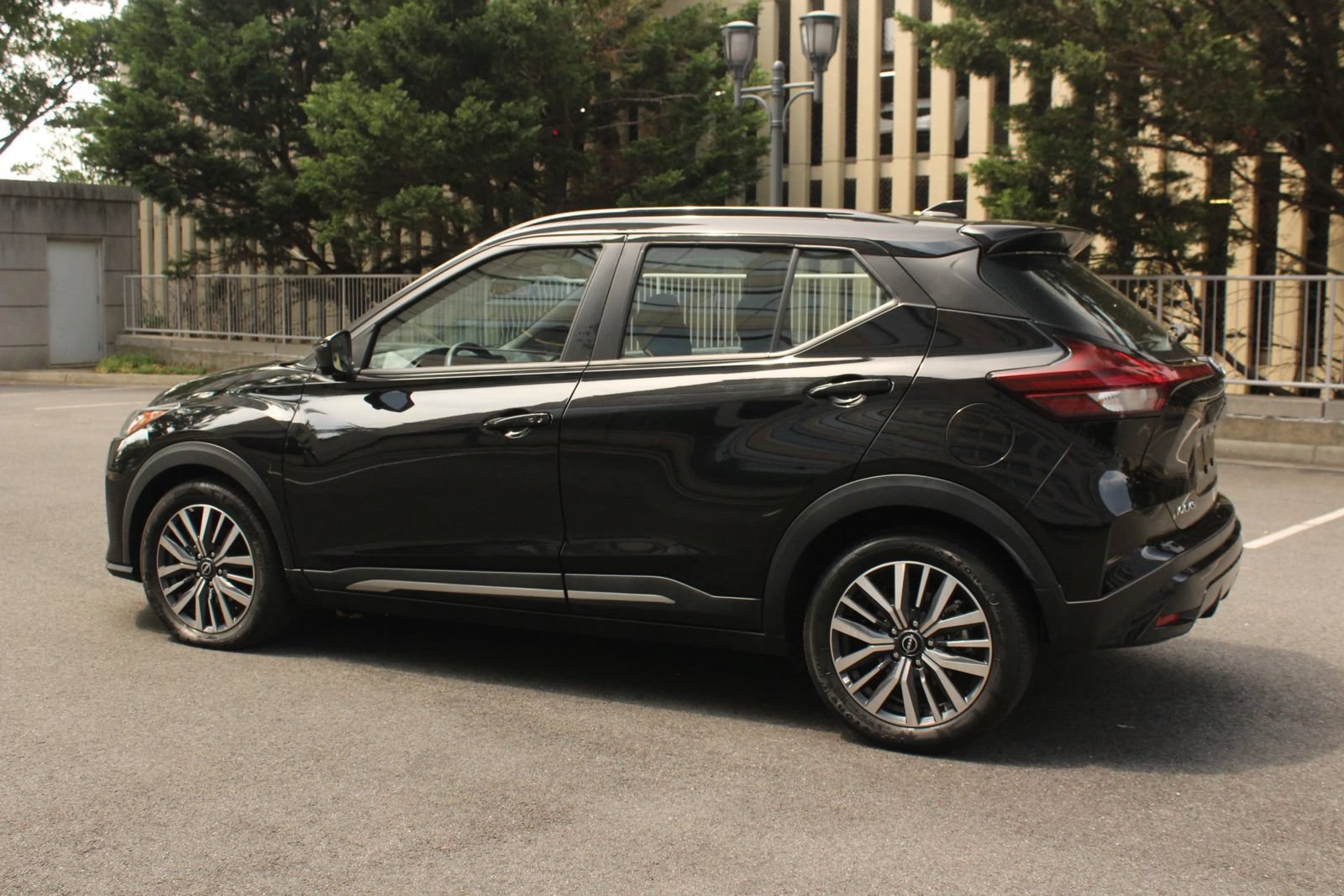 Used 2024 Nissan Kicks SR FWD image 9