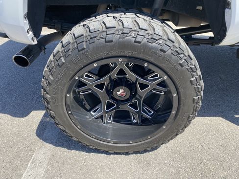 Used 2020 Toyota Tacoma TRD Sport w/ Technology Package RWD image 9