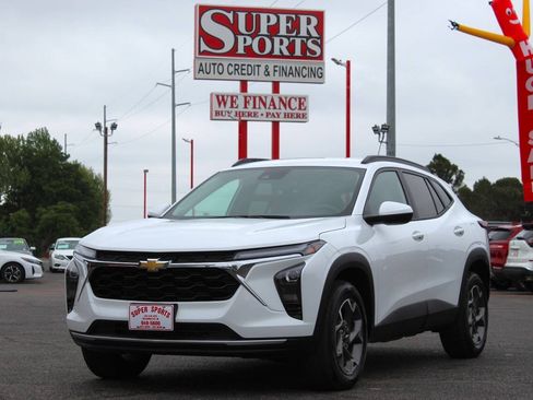 Used 2025 Chevrolet Trax LT FWD image 7