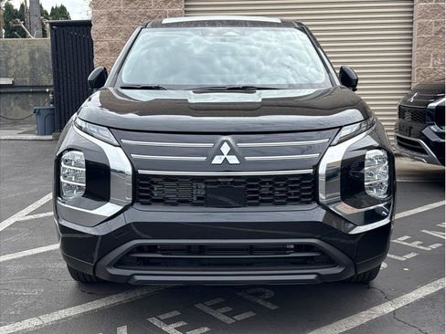New 2026 Mitsubishi Outlander ES FWD image 2