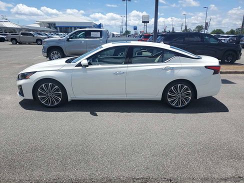 Used 2024 Nissan Altima 2.5 SL FWD image 2