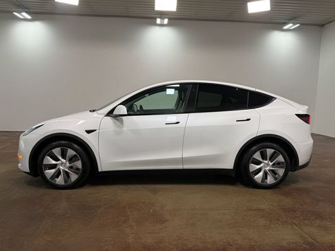 Used 2021 Tesla Model Y Long Range AWD/4WD image 26