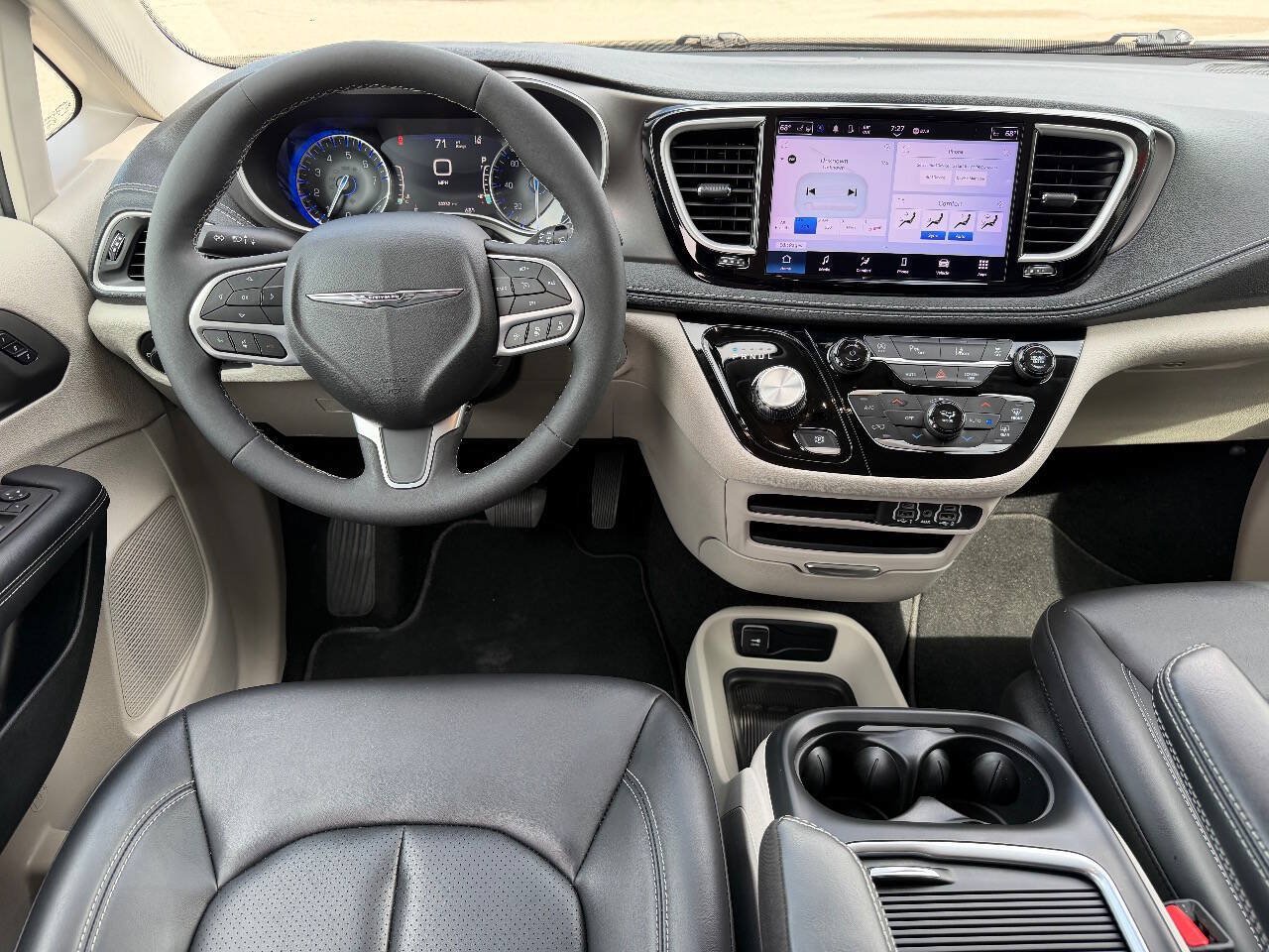 Used 2023 Chrysler Pacifica Touring-L AWD/4WD image 13