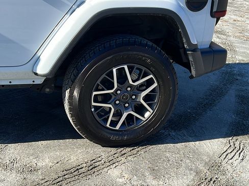 Used 2025 Jeep Wrangler Sahara image 12