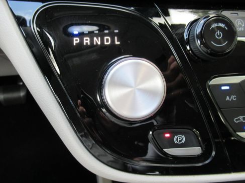 Certified 2023 Chrysler Pacifica Touring-L FWD image 25