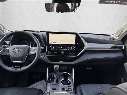 Used 2025 Toyota Highlander Platinum AWD/4WD image 23