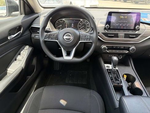 Used 2025 Nissan Altima 2.5 SV FWD image 22