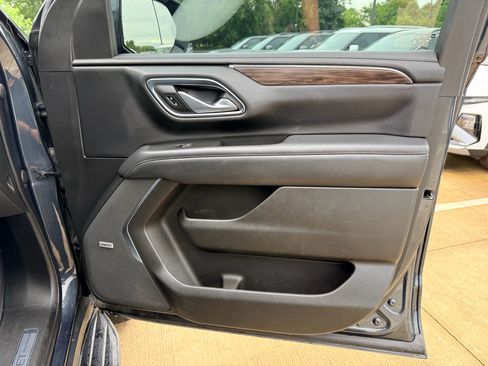 Used 2022 Chevrolet Suburban LT RWD image 13