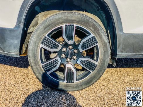 Used 2021 GMC Acadia SLE w/ Elevation Edition image 9