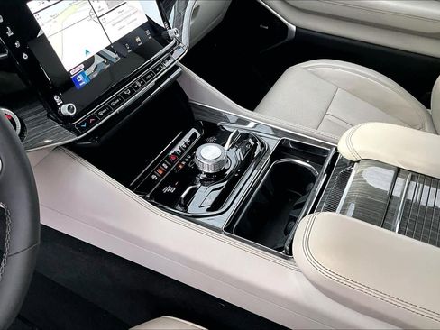 Used 2022 Jeep Wagoneer Series III w/ Premium Group I image 16