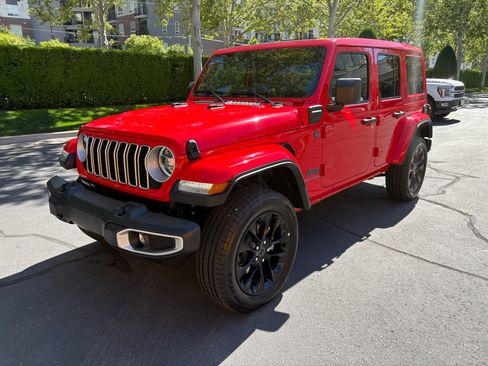 Used 2025 Jeep Wrangler Unlimited Sahara w/ Safety Group AWD/4WD image 3