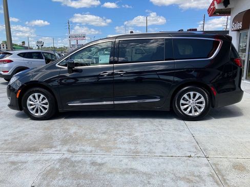Used 2019 Chrysler Pacifica Touring-L FWD image 3