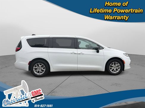 Used 2024 Chrysler Pacifica Touring-L FWD image 5