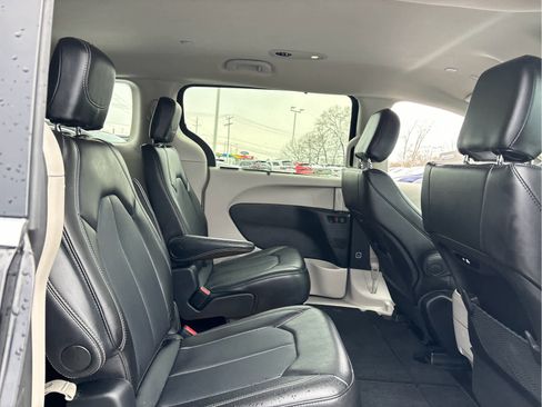 Used 2024 Chrysler Pacifica Touring-L image 25