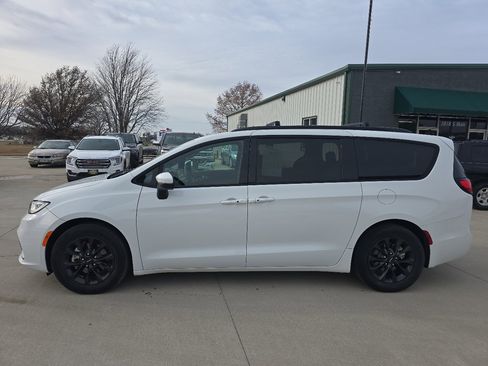 Used 2023 Chrysler Pacifica Touring w/ S Appearance Package image 2