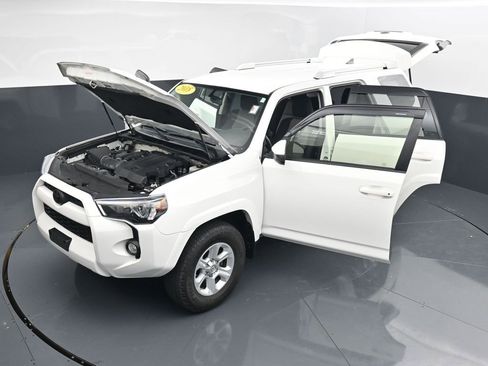 Used 2018 Toyota 4Runner SR5 AWD/4WD image 36