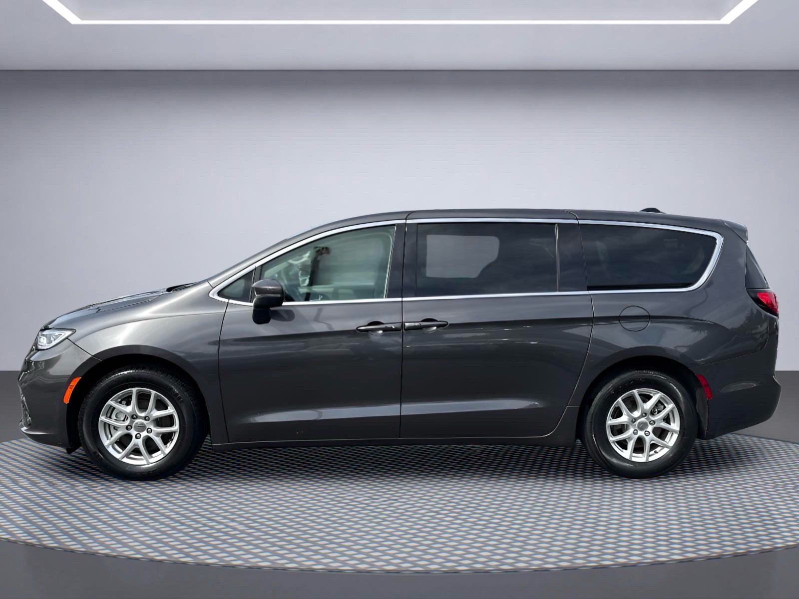 Used 2023 Chrysler Pacifica Touring-L FWD image 3
