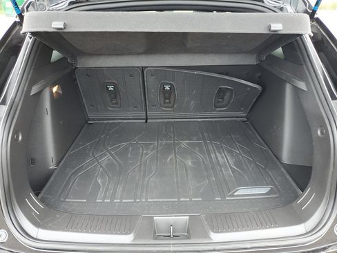 Certified 2025 Chevrolet Trax RS w/ Sunroof Package FWD image 31