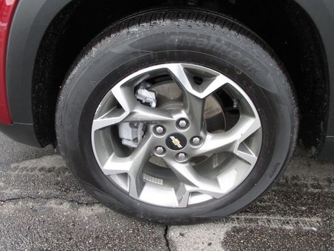 Used 2025 Chevrolet Trax LT w/ LT Convenience Package image 9