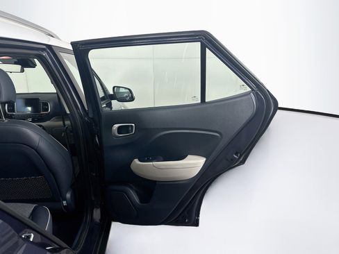 Used 2023 Hyundai Venue Limited FWD image 30