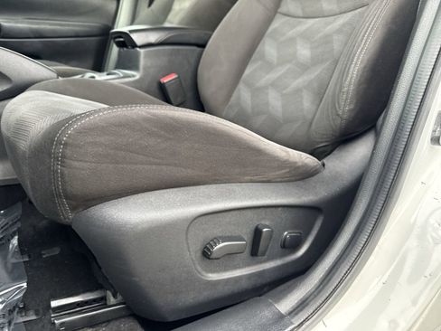 Used 2016 Nissan Rogue SV AWD/4WD image 25