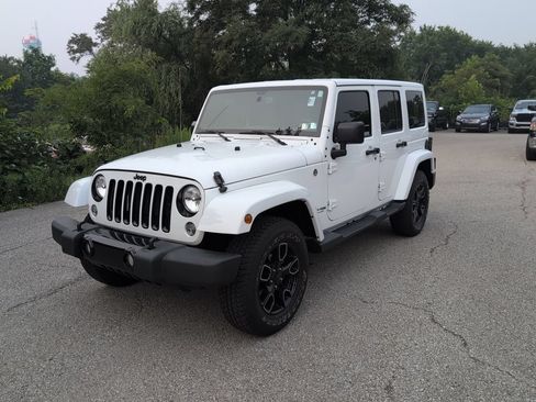 Used 2018 Jeep Wrangler Unlimited Sahara w/ Dual Top Group AWD/4WD image 3