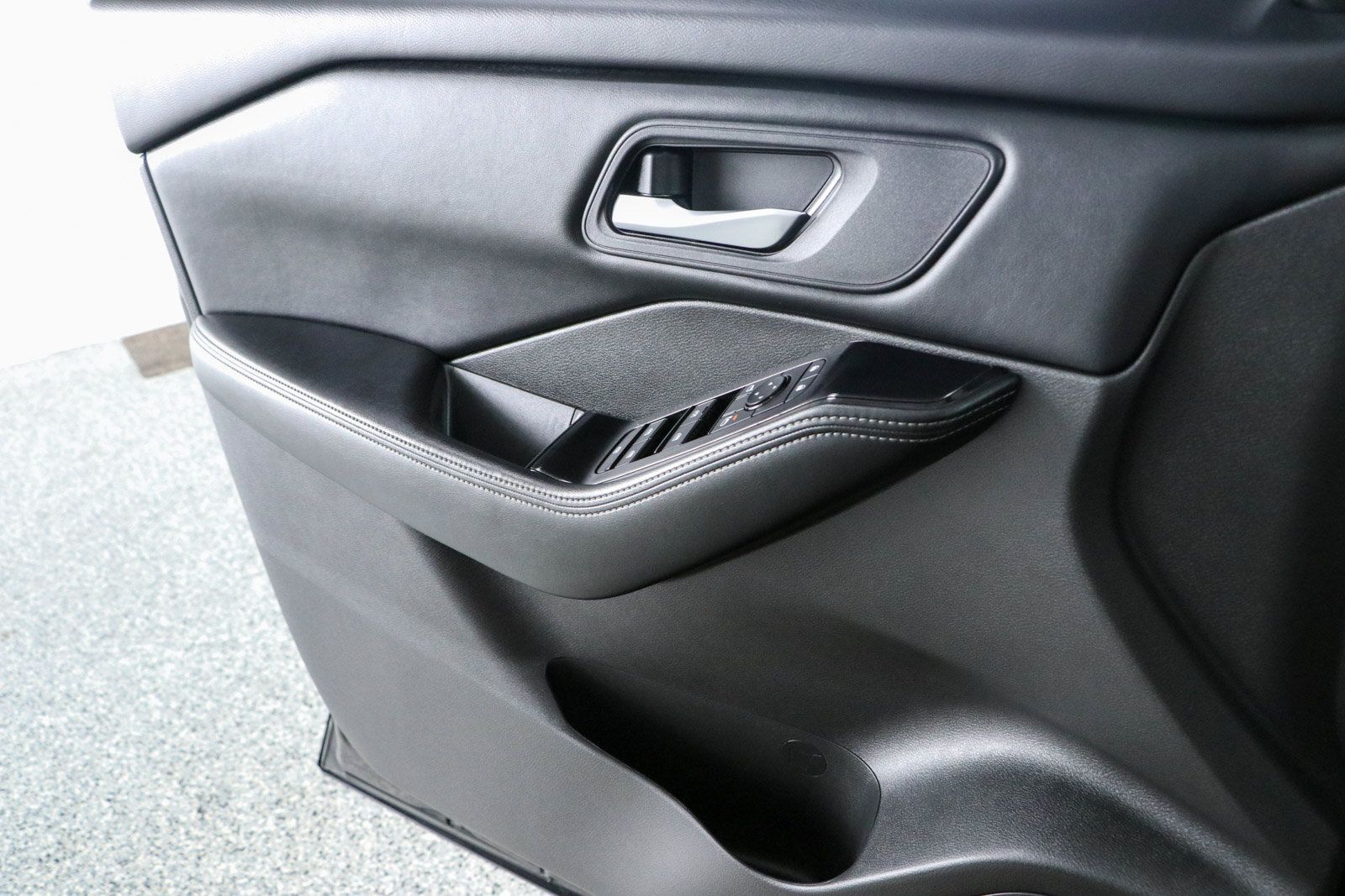 Used 2024 Nissan Rogue SV FWD image 21