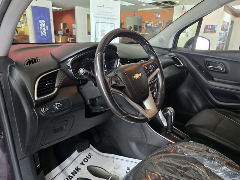 Used 2020 Chevrolet Trax LT w/ LT Convenience Package FWD image 8